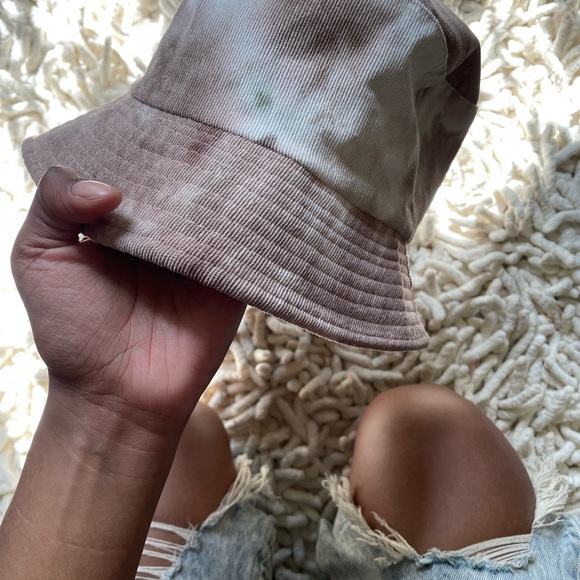 Beige and white tie dye bucket hat - Picture 3 of 4